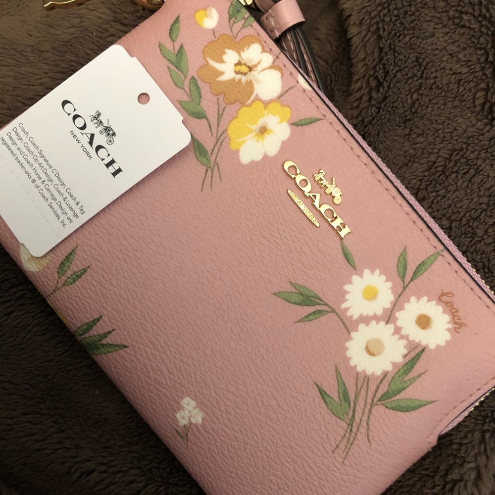NWT Coach gorgeous floral wristlet with a charm!! NO BOX - Picture 1 of 4